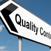 Hinweisschild mit Aufschrift "quality control"