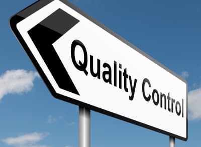 Hinweisschild mit Aufschrift "quality control"